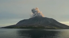 Из-за активности вулкана Ибу в Индонезии объявлен повышенный уровень тревоги