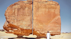 Гигантская скала с лазерно-идеальным срезом в пустыне Саудовской Аравии озадачила ученых — некоторые говорят, что это сделали инопланетяне