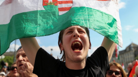 Тисячі угорців вийшли на мітинг проти Орбана в Дебрецені (ВІДЕО)