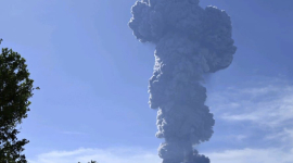 Вулкан Ібу в Індонезії викинув попіл на висоту п'ять кілометрів (ВІДЕО)