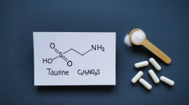 Таурин играет роль в производстве энергии, помогает в переработке жёлчных кислот и обеспечивает баланс жидкостей, солей и минералов