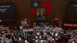 Тысячи тайванцев протестуют против реформ парламента