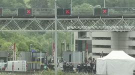 В результате нападения на тюремный фургон во Франции погибли два сотрудника. Заключенный совершил побег