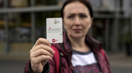 Просителям убежища в Германии будут выплачивать пособия на специальную карту