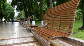 Киевляне могут заказать установку именных скамеек в парке