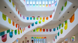 Сотні кольорових вікон, які створюють ефект калейдоскопу, встановили в дитсадочку міста Тяньшуй (ФОТО)