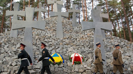Россия спустила польский флаг с мемориала в Катыни, где советские войска убили 25 000 поляков