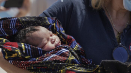Мігрантка, яка прямувала до Греції, народила дитину на безлюдному острові