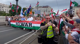 Тисячі людей вийшли на мітинг на підтримку Орбана напередодні голосування в ЄС (ВІДЕО)