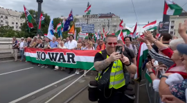 Тысячи людей митингуют в поддержку Орбана в Венгрии перед голосованием в ЕС