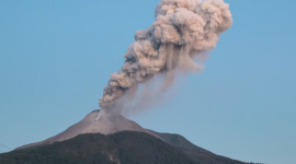 Вулкан Ібу в Індонезії знову вивергається, викидаючи густий сірий попіл високо в повітря