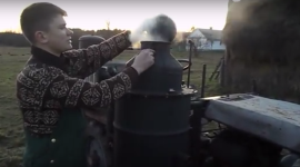 Украинец смастерил трактор, который ездит только на дровах