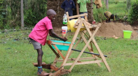  Кенійський хлопчик винайшов безконтактний умивальник і отримав за це президентську нагороду (ВІДЕО)