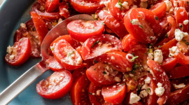 Салат з помідорів з фетою та кмином і йогуртовою заправкою (Рецепт)
