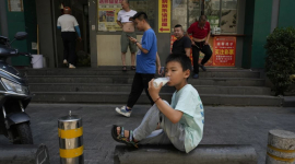 Безработица среди китайской молодежи выросла до 21,3%, экономика восстанавливается после ограничений