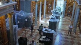 Через зараження жуками реставратори прибирають з полиць старовинні книги в абатстві Паннонхальма в Угорщині (ВІДЕО)