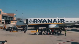 Пасажир компанії «Ryanair» мало не випав з літака під час зльоту (ВІДЕО)