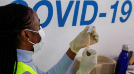 После введения ограничений по возрасту на прививку AstraZeneca перестали поступать сообщения о побочных эффектах в виде тромбоза
