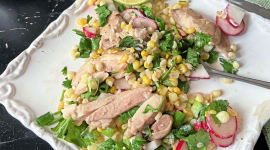 Кукурудзяний салат з часниковим курчам, каєнським перцем та лаймом (Рецепт)