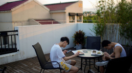 Китайский регулятор киберпространства ограничит время пребывания детей на телефоне до двух часов в день