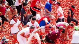 Испанский город окрашивается в красный цвет во время фестиваля помидоров «La Tomatina»