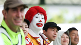 В Японии McDonald’s принес извинения из-за пищевого расточительства, связанного с карточками Pokémon