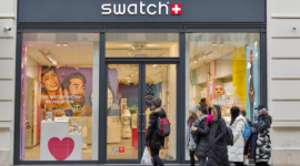 Швейцарська годинна компанія Swatch вибачилася за рекламу, що демонструє жест, який вважали расистським (ВІДЕО)