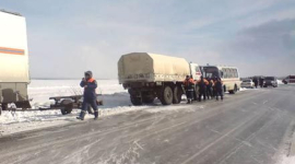 В Охотському морі з дрейфуючої крижини врятували близько 700 рибалок