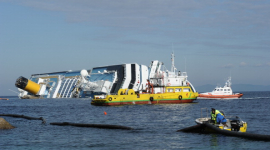 Затонувший лайнер Costa Concordia опускается на глубину, поисковые работы временно приостановлены