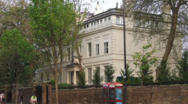Російське посольство в Лондоні закидали камінням