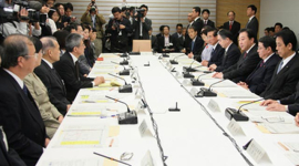 Японський парламентарій випив склянку води з калюжі на «Фукусіма-1»