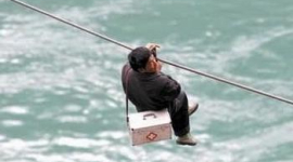 Лікар бідного району Китаю 28 років переправляється до хворих через річку по канату