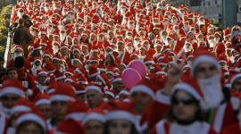 Фотоогляд: рекордна кількість Санта Клаусів зібралася в Португалії