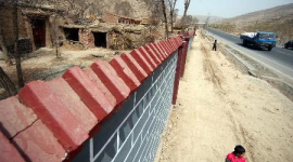 Щоб прикрити бідність, в Китаї побудували «Велику Стіну прикриття»