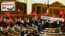 Опозиція ночує третій день у парламенті, домагаючись особистого голосування