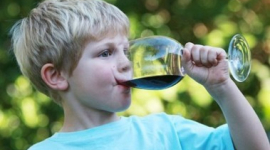 Що робити батькам, коли діти-підлітки п’ють алкоголь?