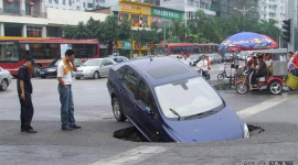 Передняя часть автомобиля внезапно провалилась под землю в провинции Гуанси