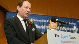 Эдвард Макмиллэн-Скотт призывает мировое сообщество остановить преследование Фалуньгун