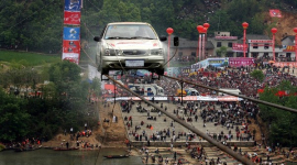 Г-н Лю на автомобиле пересёк реку по железной проволоке на высоте 45 метров (фото)