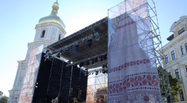 В центре Киева съели огромный каравай занесенный в Книгу рекордов Гиннеса (Фоторепортаж)