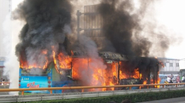 В Китае загорелся автобус. Более двадцати человек погибли, десятки ранены