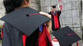 Майже 2 мільйони китайських студентів не мають змоги навчатися в коледжах