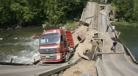 В Китаї вантажівка обвалила міст. Фото