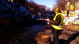 Рух транспорту на барикадах у Києві регулюють ніжкою від стільця