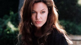 Анджелина Джоли названа самой красивой женщиной десятилетия 