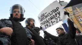 Прихильники ВО 'Свобода', які облили фарбою Леніна, потрапили до лікарні з переломами. Фото