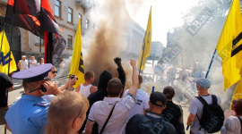 Опозиціонери закидали Адміністрацію Януковича димовими шашками 