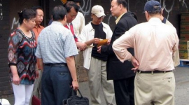 Китайские власти платят «зарплату» тем, кто участвует в нападках на последователей Фалуньгун в Нью-Йорке (фотообзор)