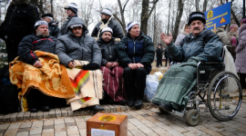 Семи чорнобильцям, голодуючим під Кабміном, викликали «швидку допомогу»