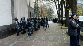 Мітингувальники біля Верховної Ради знову ламають паркан